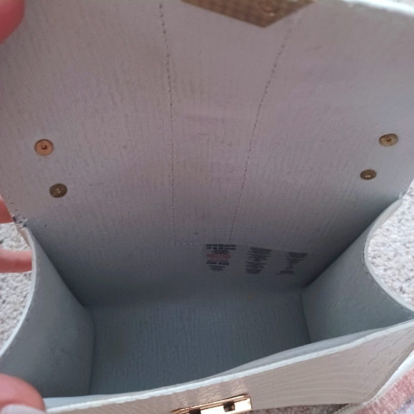 Handle Bag - Picture 3 of 4